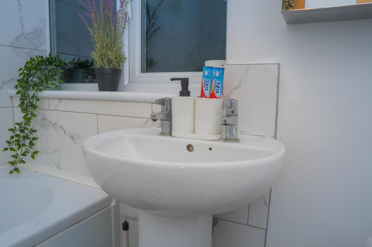 The Highfield Villa, 5 Bedrooms, Northampton Centre, Sleeps 10 Exteriör bild