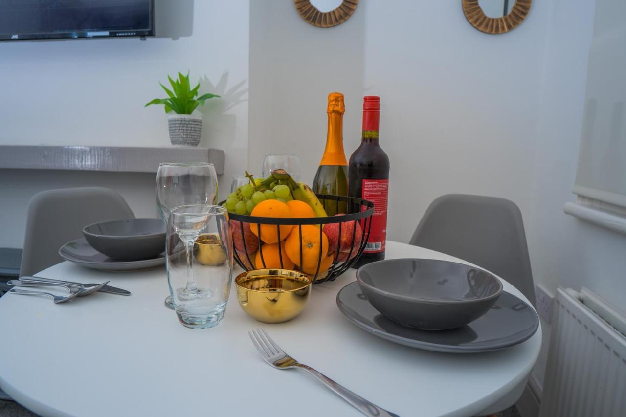 The Highfield Villa, 5 Bedrooms, Northampton Centre, Sleeps 10 Exteriör bild