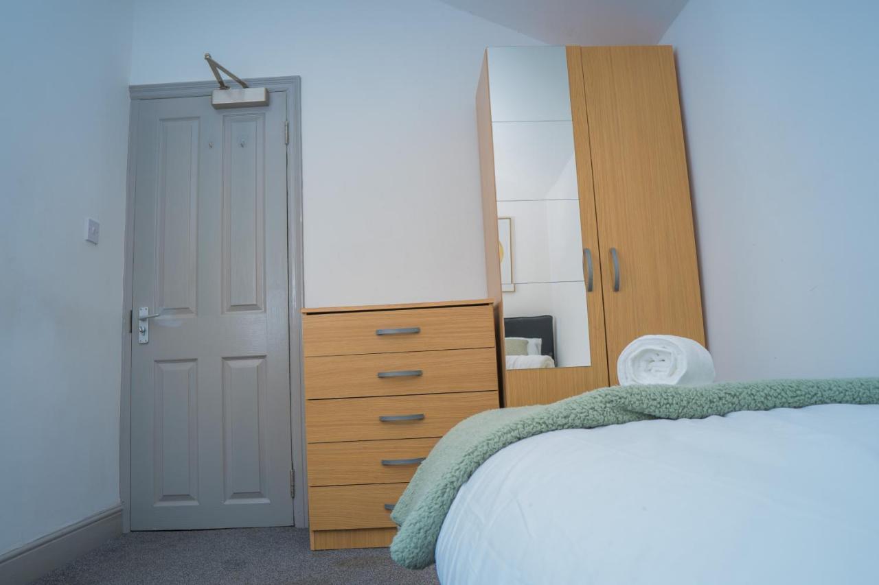 The Highfield Villa, 5 Bedrooms, Northampton Centre, Sleeps 10 Exteriör bild