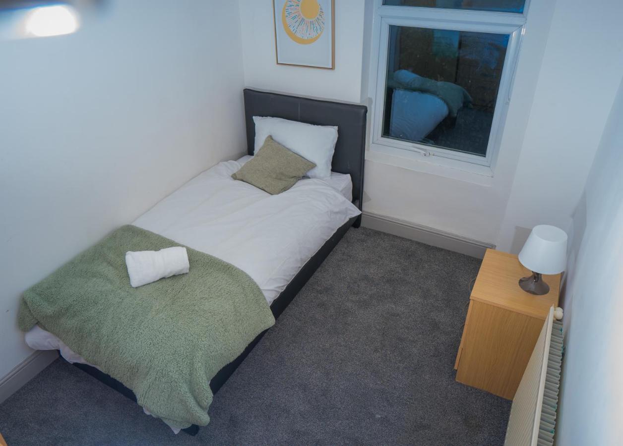 The Highfield Villa, 5 Bedrooms, Northampton Centre, Sleeps 10 Exteriör bild