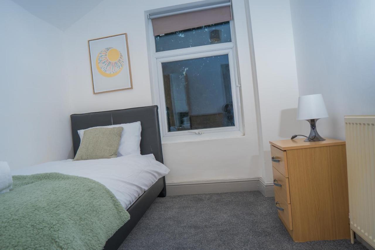 The Highfield Villa, 5 Bedrooms, Northampton Centre, Sleeps 10 Exteriör bild