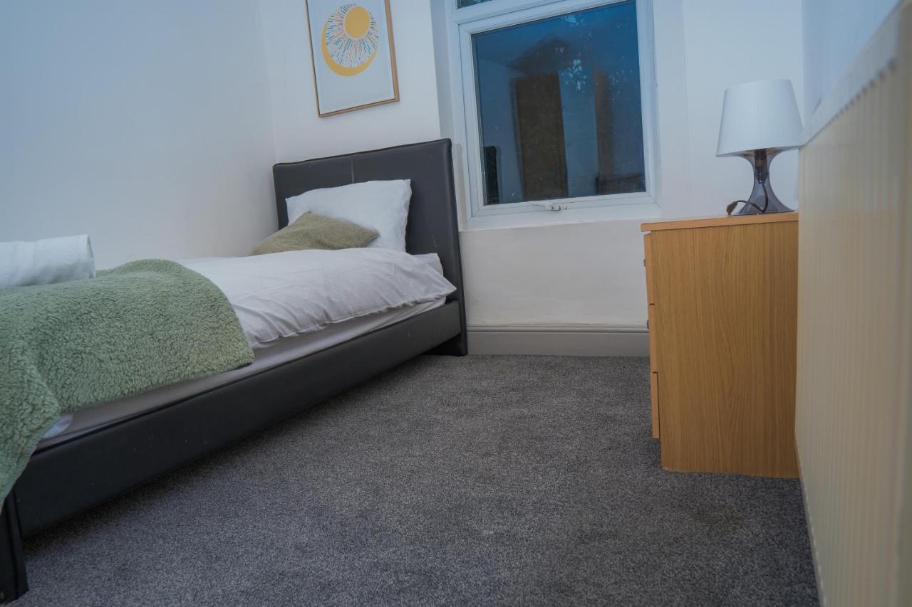 The Highfield Villa, 5 Bedrooms, Northampton Centre, Sleeps 10 Exteriör bild