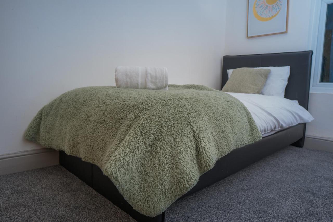 The Highfield Villa, 5 Bedrooms, Northampton Centre, Sleeps 10 Exteriör bild