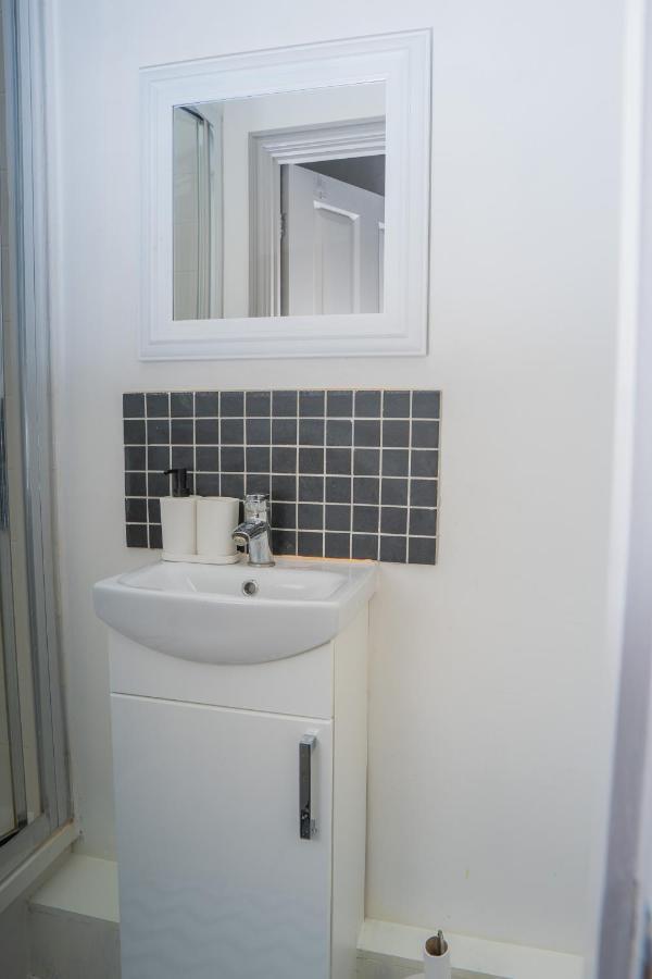 The Highfield Villa, 5 Bedrooms, Northampton Centre, Sleeps 10 Exteriör bild