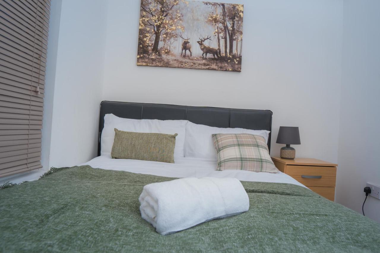 The Highfield Villa, 5 Bedrooms, Northampton Centre, Sleeps 10 Exteriör bild