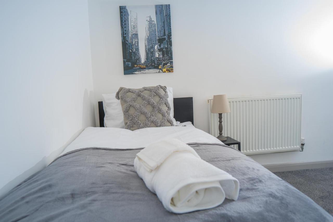 The Highfield Villa, 5 Bedrooms, Northampton Centre, Sleeps 10 Exteriör bild