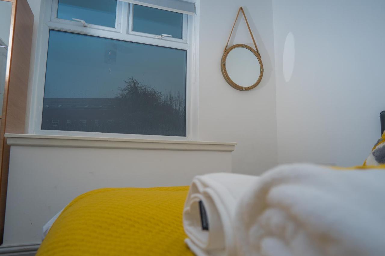 The Highfield Villa, 5 Bedrooms, Northampton Centre, Sleeps 10 Exteriör bild