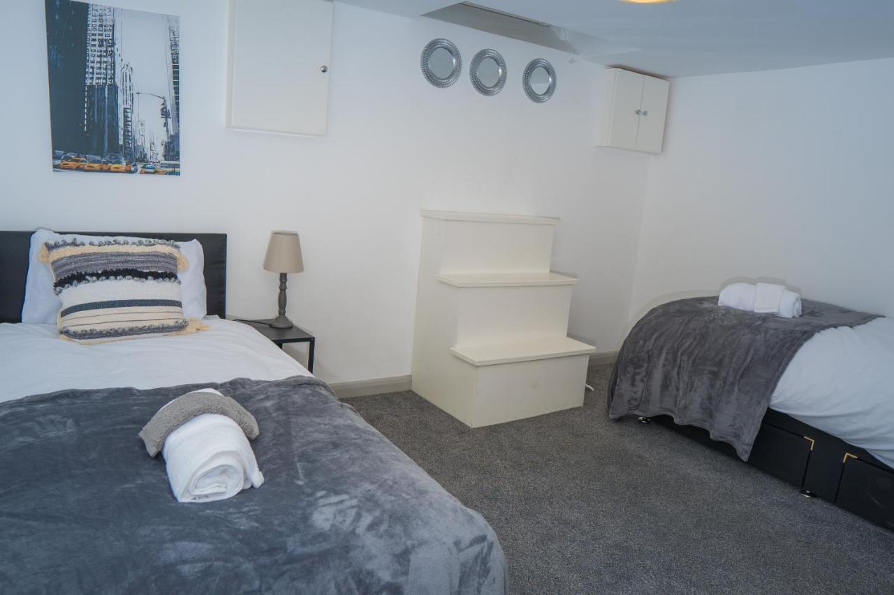 The Highfield Villa, 5 Bedrooms, Northampton Centre, Sleeps 10 Exteriör bild